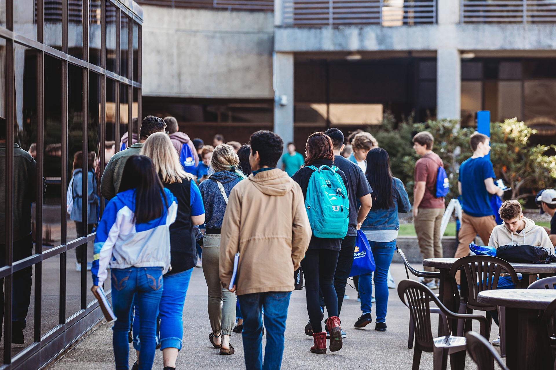 学生们在课间穿过奥尔巴尼校园庭院